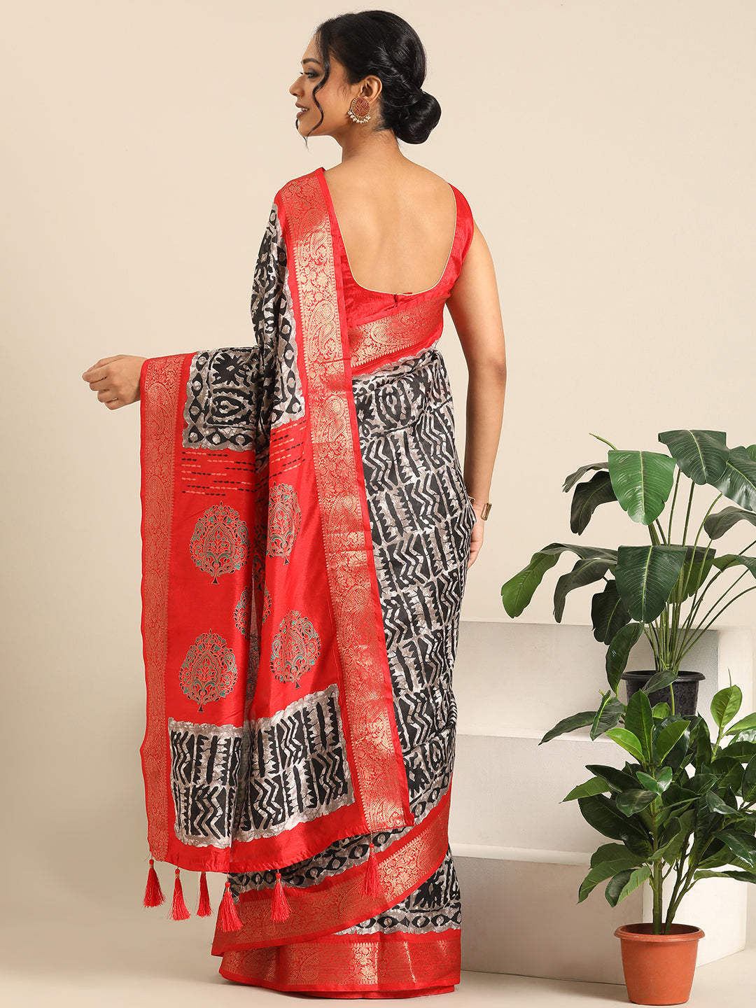 Vanya–Black Printed Weaving Silk Saree